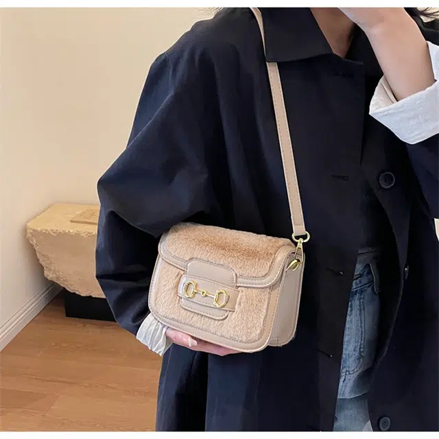 小熊依恋/纯色百搭印花斜跨包女潮流韩版休闲时尚高级感 小方包 毛呢 多色