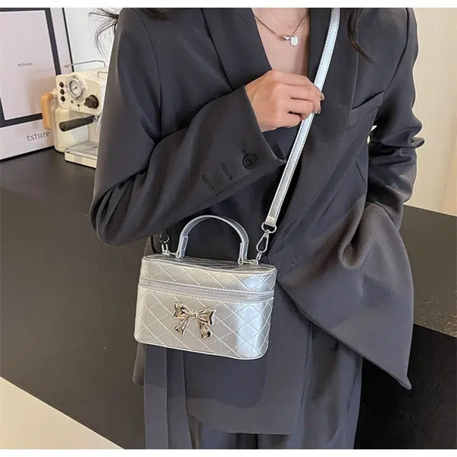 小熊依恋/韩版小众 时尚单肩 斜挎包 小方包 高级感手提 盒子包包