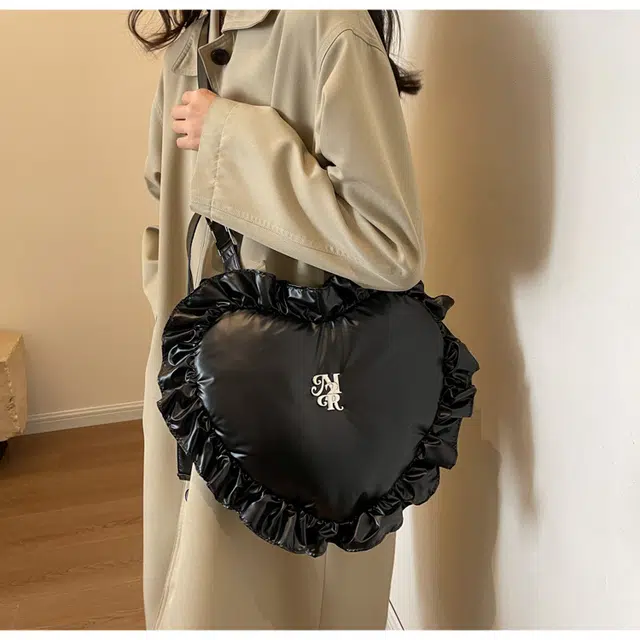 小熊依恋/新款潮小众 设计褶皱 花边可爱心包包 女士时尚 百搭单肩包 腋下包