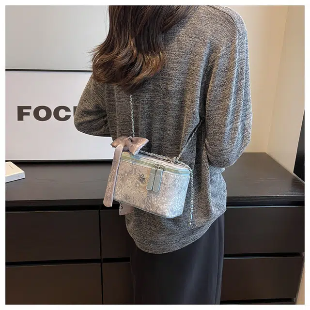 小熊依恋/链条单肩包 新款丝巾 斜挎女包 时尚盒子包 小众流行包包