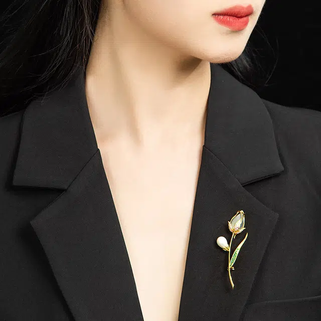 翠王妃 国风新中式  高档郁金香 精致通勤百搭 玉髓珍珠胸针 女款
