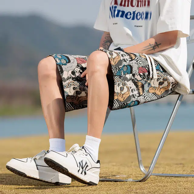 物质公式 美式高街复古潮牌万针刺绣满印人物图案设计宽松直筒抽绳织带松紧腰五分裤时尚潮流凉感户外运动透气休闲短裤 男女同款