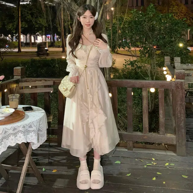 玉儿恋 掌上明珠 法式百搭休闲简约甜美森系仙女荷叶边纯色宽松气质方领收腰温柔仙女中长款长袖连衣裙 女款 杏色