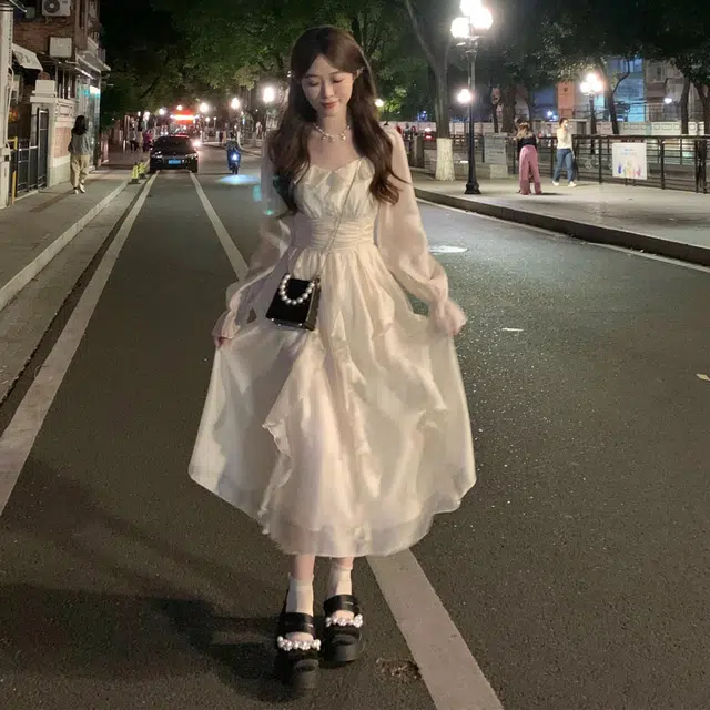 玉儿恋 掌上明珠 法式百搭休闲简约甜美森系仙女荷叶边纯色宽松气质方领收腰温柔仙女中长款长袖连衣裙 女款 杏色