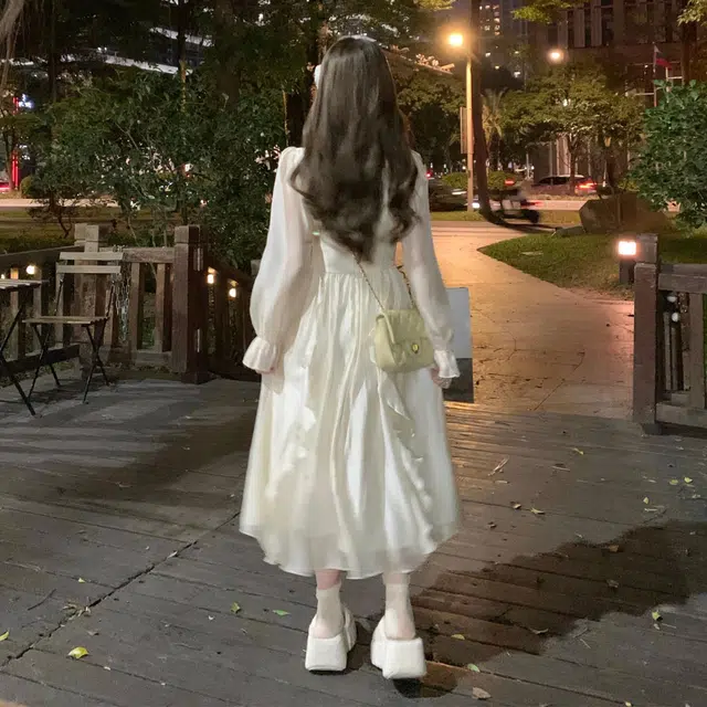 玉儿恋 掌上明珠 法式百搭休闲简约甜美森系仙女荷叶边纯色宽松气质方领收腰温柔仙女中长款长袖连衣裙 女款 杏色
