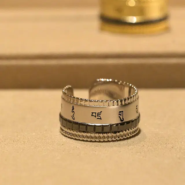 925