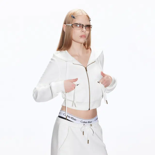 出逃赤岗西 设计感连帽拉链露脐截短外套 女款 纯白色