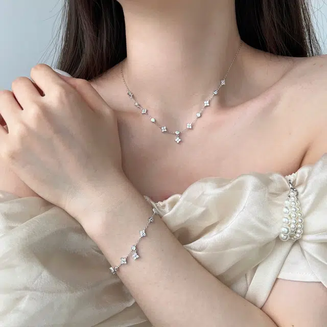 925