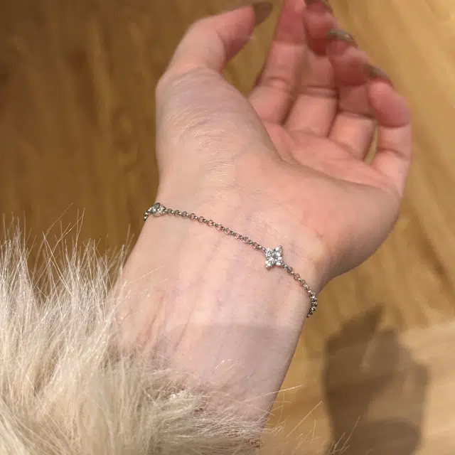 925