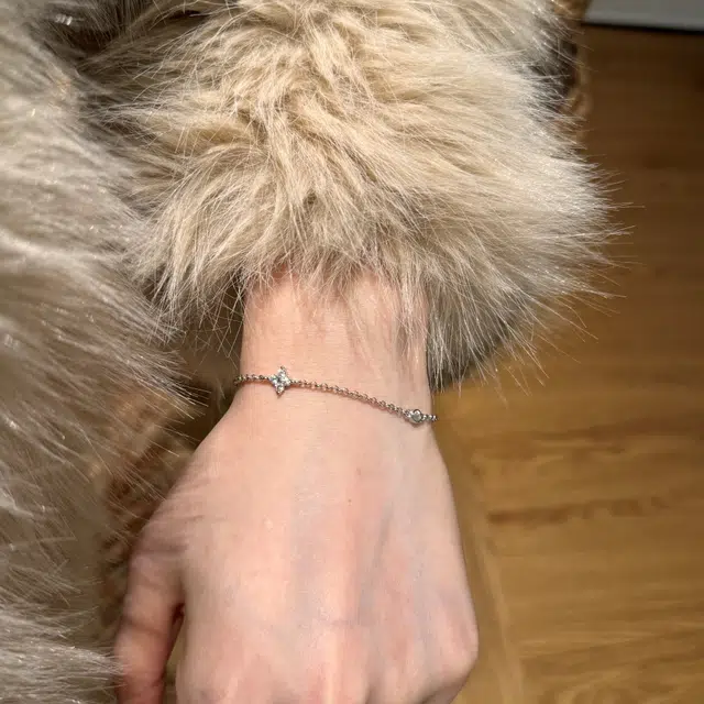925