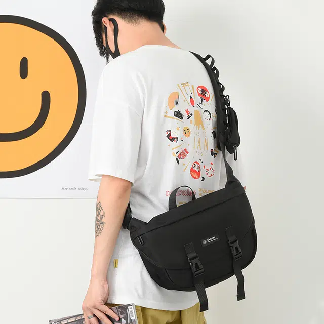 木村耀司  休闲百搭时尚轻巧便捷双侧插袋 牛津纺 胸包单肩包斜挎包邮差包 男女同款 黑色