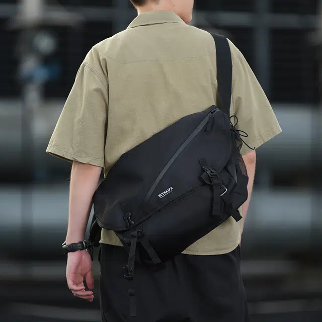 木村耀司 休闲百搭潮流胸包斜挎包单肩包邮差包挎包机能平板包 牛津纺 男款 迷彩黑/黑色