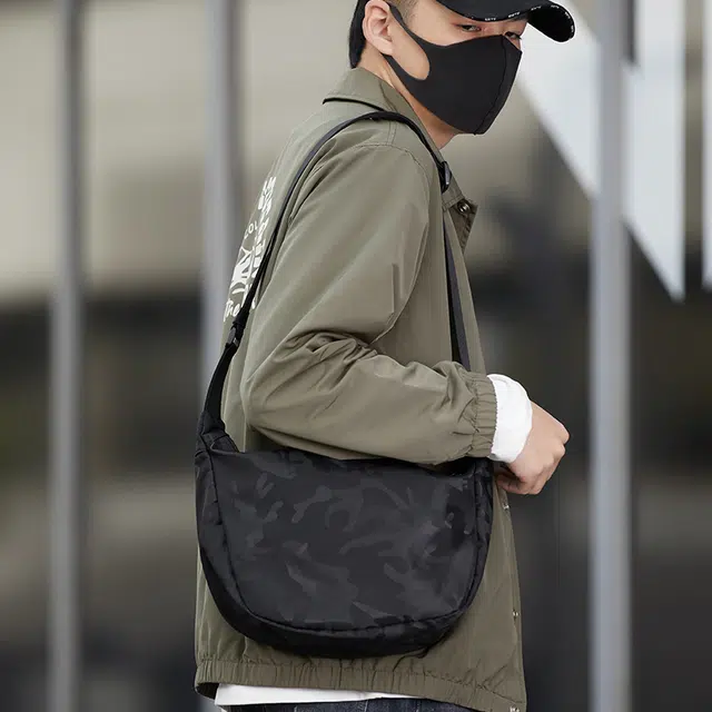 木村耀司 街头潮流休闲运动小众设计百搭通勤 拉链开合 牛津纺 腰包腋下包胸包饺子包斜挎包 男女同款情侣款 黑色 常规