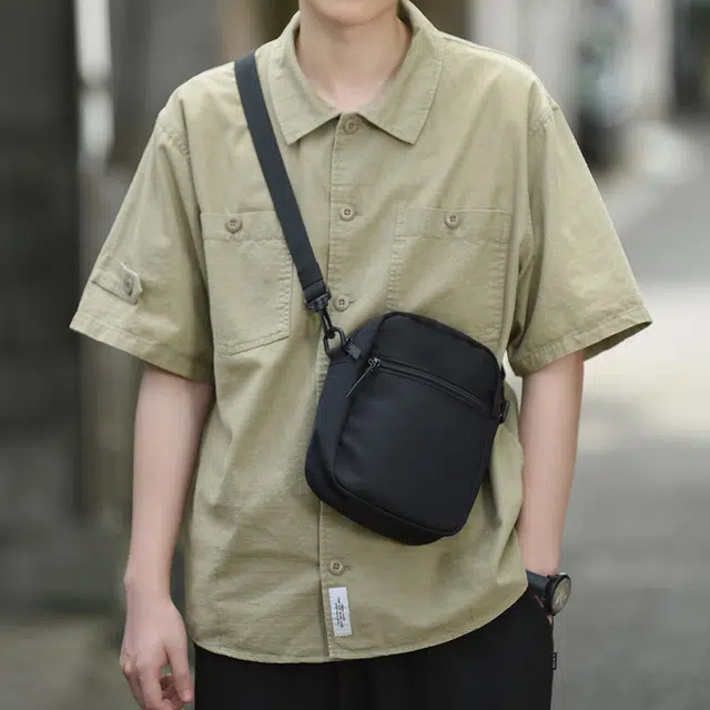 木村耀司 休闲百搭轻巧便捷 胸包单肩包邮差包信封包小方包 牛津纺 斜挎包 常规 男女同款情侣款 黑色