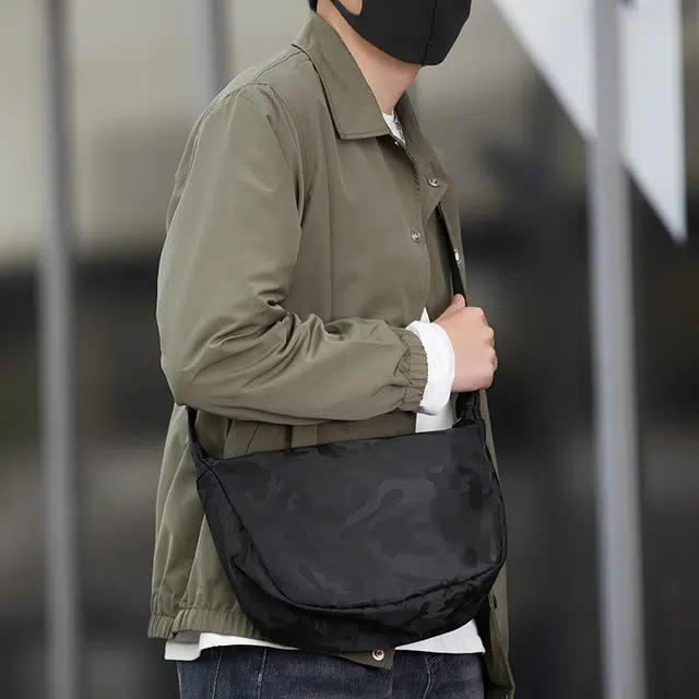 木村耀司 街头潮流休闲运动小众设计百搭通勤 拉链开合 牛津纺 腰包腋下包胸包饺子包斜挎包 男女同款情侣款 黑色 常规