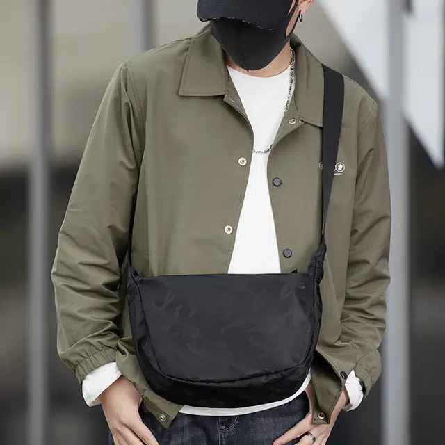 木村耀司 街头潮流休闲运动小众设计百搭通勤 拉链开合 牛津纺 腰包腋下包胸包饺子包斜挎包 男女同款情侣款 黑色 常规