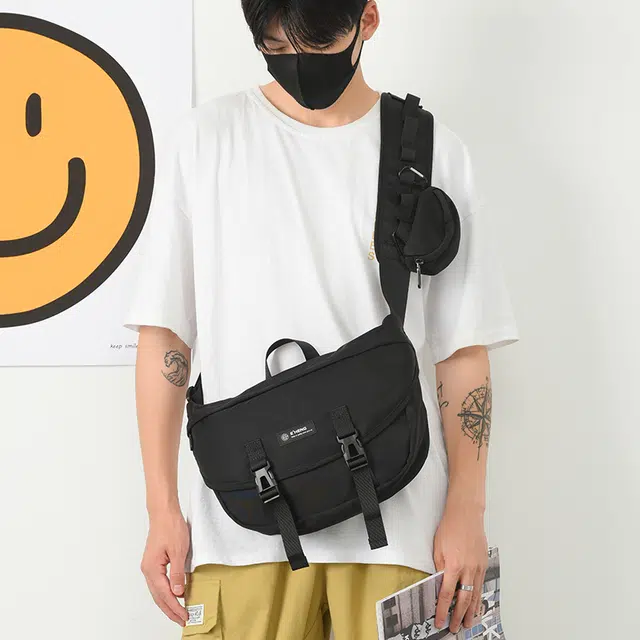 木村耀司  休闲百搭时尚轻巧便捷双侧插袋 牛津纺 胸包单肩包斜挎包邮差包 男女同款 黑色