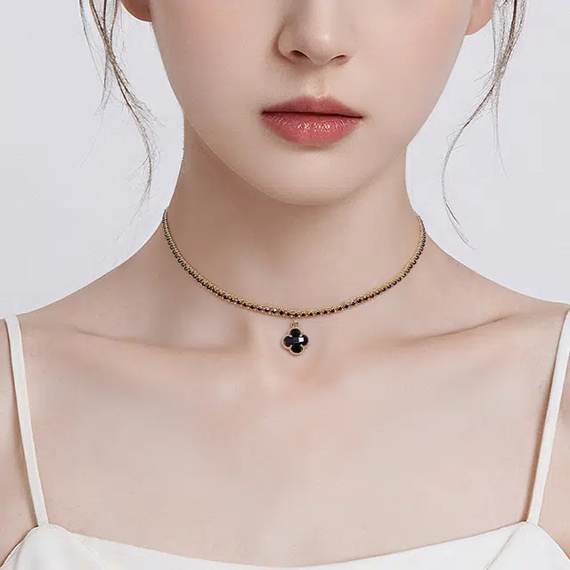 Lady go choker