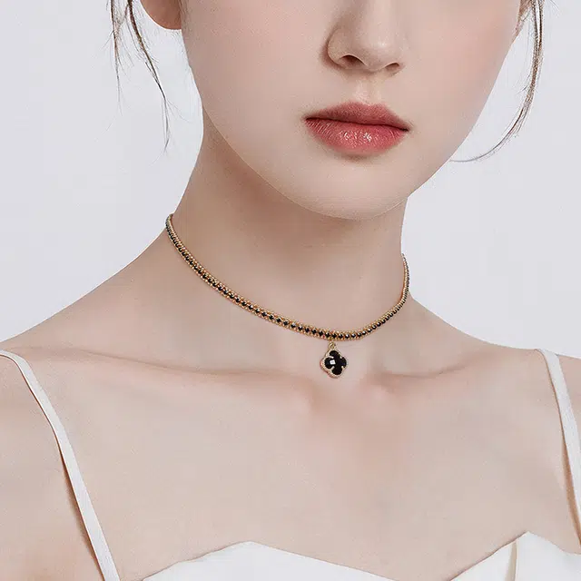 Lady go choker