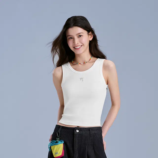 森马 短款蝴蝶结温柔紧身绣花圆领上衣百搭背心 女款