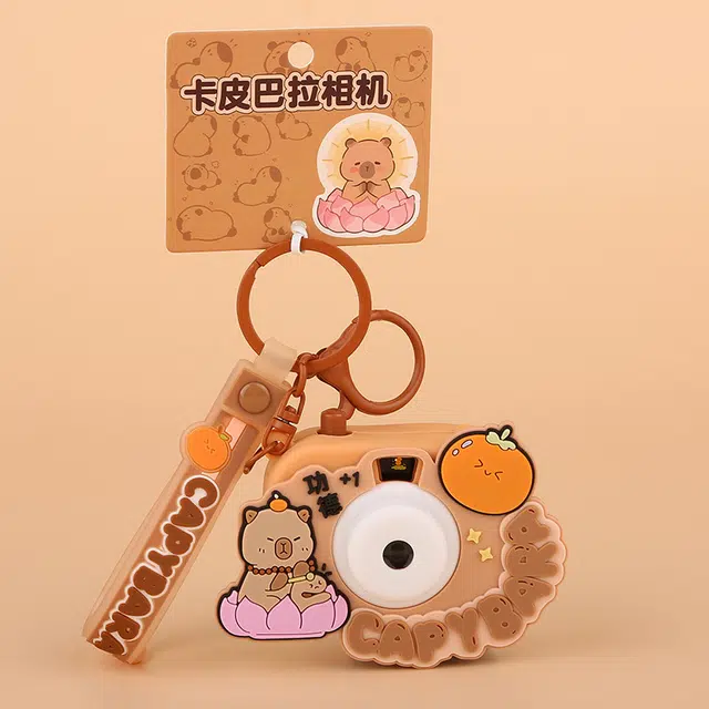 卡皮巴拉小黄豚 卡皮巴拉发光投影相机可爱卡通水豚包包 五金 挂件 男女同款情侣款