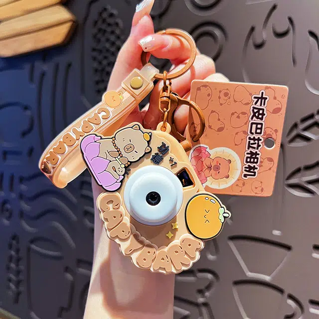 卡皮巴拉小黄豚 卡皮巴拉发光投影相机可爱卡通水豚包包 五金 挂件 男女同款情侣款