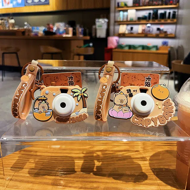 卡皮巴拉小黄豚 卡皮巴拉发光投影相机可爱卡通水豚包包 五金 挂件 男女同款情侣款