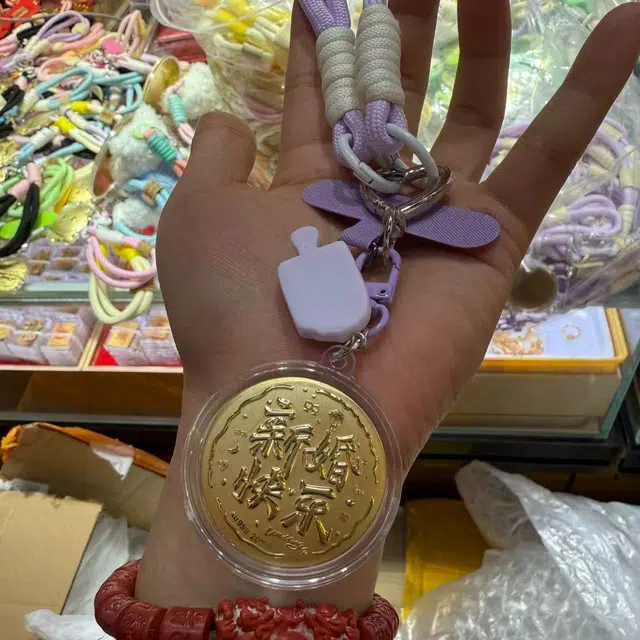 老作坊 新婚快乐 精致创意轻奢手机链 百搭小众可爱少女个性背包 亚克力 钥匙扣 女款