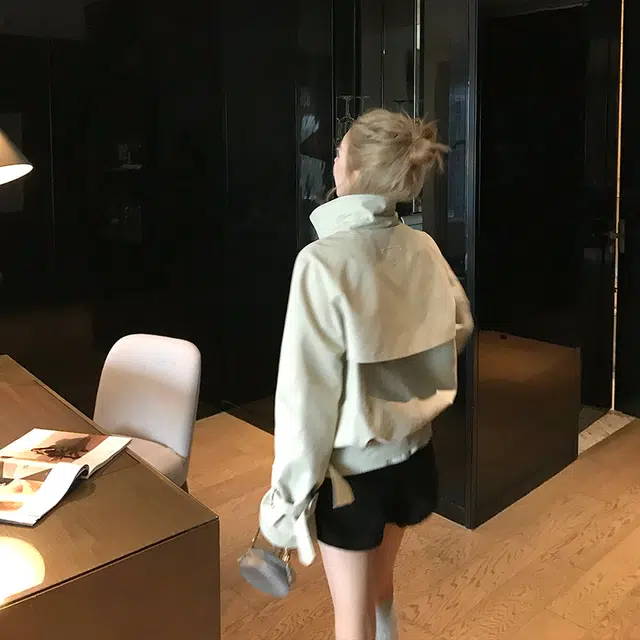 区区欧阳 水洗做旧双排扣短款纯色长袖风衣 女款