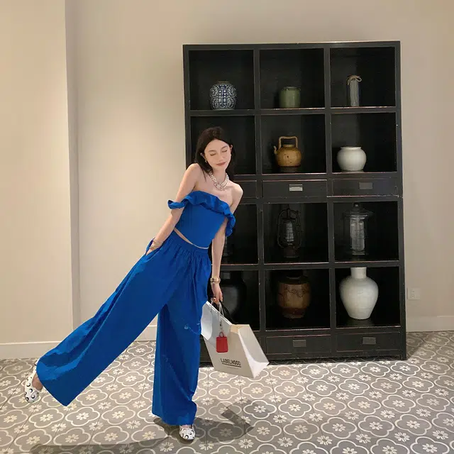 区区欧阳 【超有品的韩风小姐姐】唯美轻盈一字肩褶皱简约无袖修身上衣小衫 女款