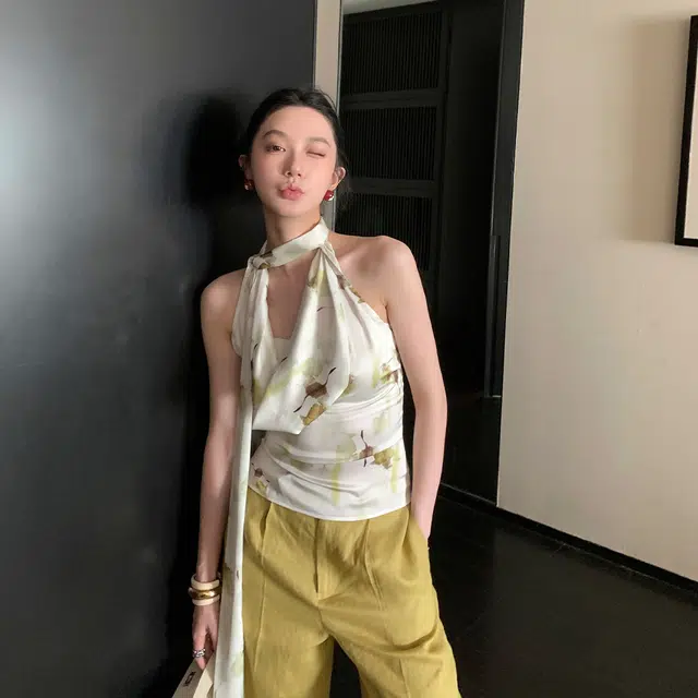 区区欧阳 挂脖舒适时尚无袖衬衫 女款