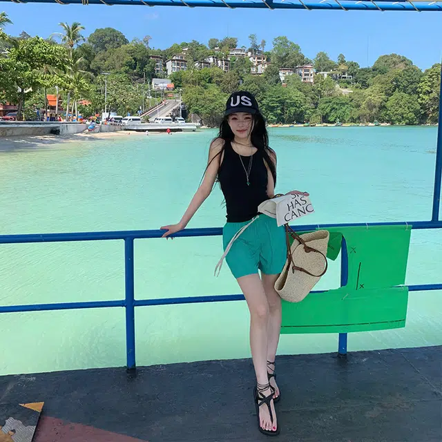 区区欧阳 纯色修身简约套头背心 女款