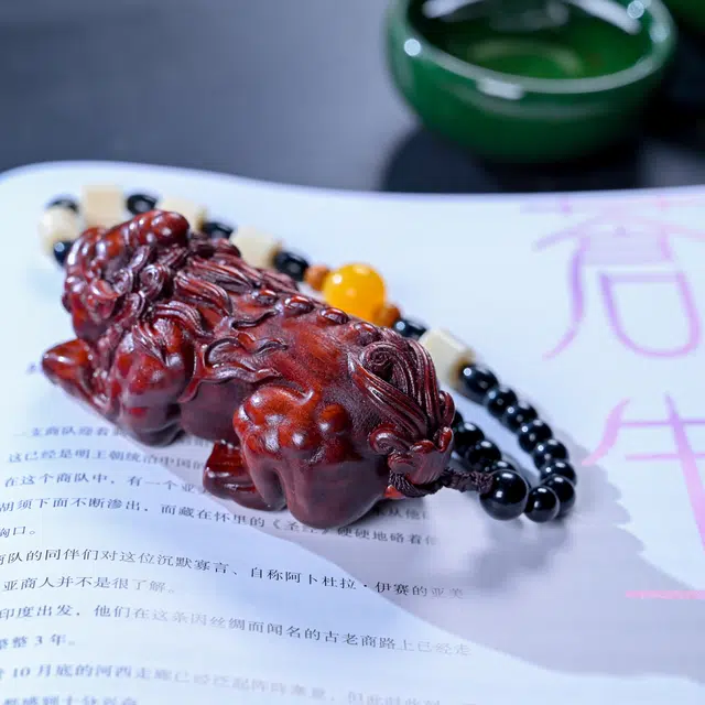 财源滚滚 仙友 国潮新中式红木精雕刻大貔貅钱多多转运招财牛转乾坤复古文玩挂件摆件收藏盘玩随身件 紫檀属 木作手把件 男女同款情侣款