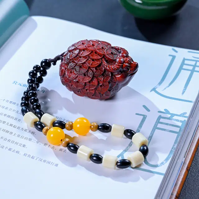 财源滚滚 仙友 国潮新中式红木精雕刻大貔貅钱多多转运招财牛转乾坤复古文玩挂件摆件收藏盘玩随身件 紫檀属 木作手把件 男女同款情侣款