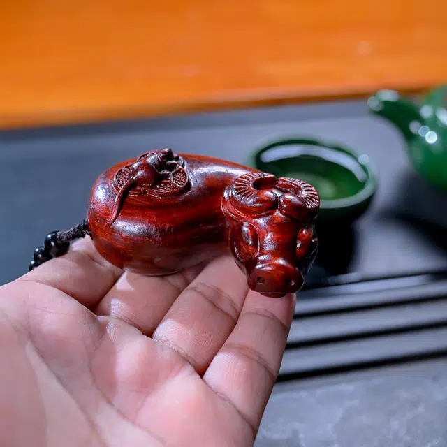 财源滚滚 仙友 国潮新中式红木精雕刻大貔貅钱多多转运招财牛转乾坤复古文玩挂件摆件收藏盘玩随身件 紫檀属 木作手把件 男女同款情侣款