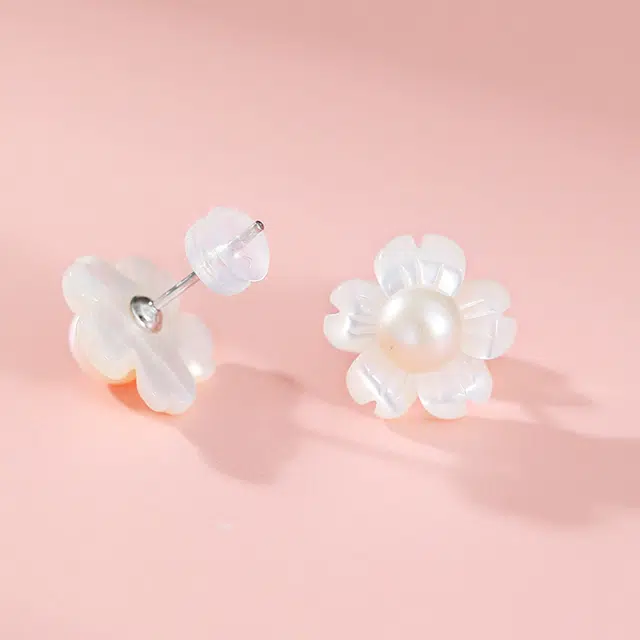 黛米 浪漫优雅贝壳花文艺 纯花 饱满馒头圆 淡水珍珠 耳钉 女款