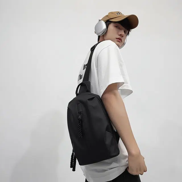 醇龙 旅游轻便登山爬山骑行 尼龙 斜挎包 男女同款情侣款 黑/白