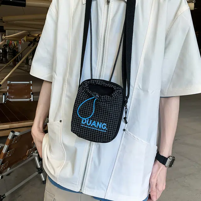 茵初 运动水杯休闲手机设计感通勤水壶 尼龙 单肩斜挎包 男女同款情侣款 多色