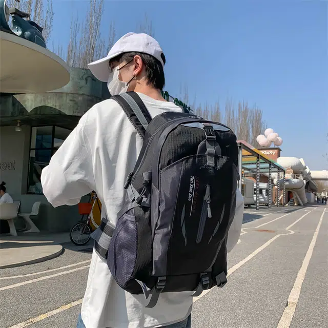 茵初 便携超轻骑行旅行多功能登山防水休闲徒步登山学生户外包  防撕裂面料多色  男女同款情侣款