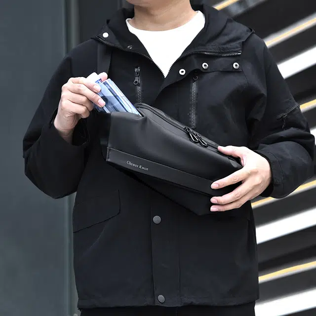 茵初 时尚潮流机车骑行通勤 尼龙 胸包 男女同款情侣款 黑色