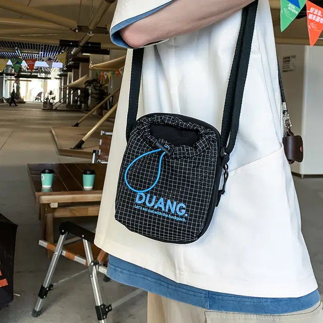 茵初 运动水杯休闲手机设计感通勤水壶 尼龙 单肩斜挎包 男女同款情侣款 多色