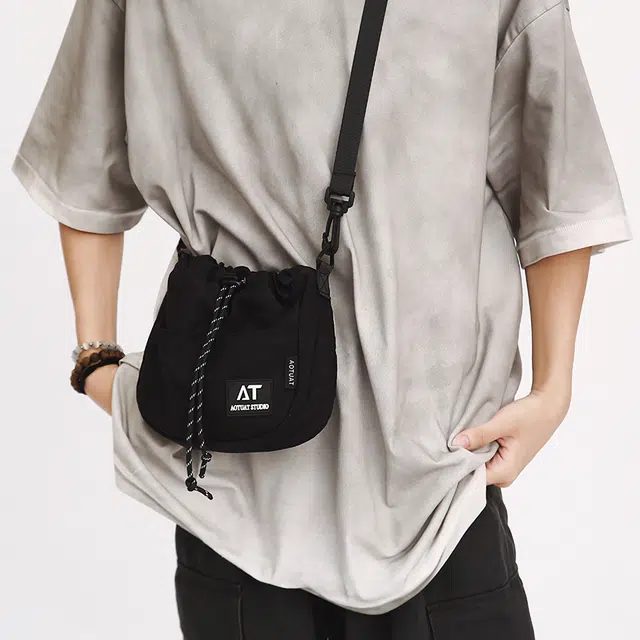 醇龙 斜挎包机能撞色抽绳束口袋水桶包时尚百搭露营山系便携背包包 尼龙 单肩包 男女同款情侣款 多色