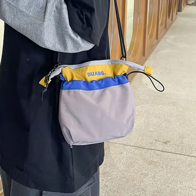 茵初 运动手机包便携挂脖收纳袋刺绣百搭休闲撞色 尼龙 斜挎包 男女同款情侣款 多色