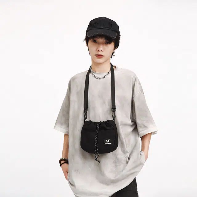 醇龙 斜挎包机能撞色抽绳束口袋水桶包时尚百搭露营山系便携背包包 尼龙 单肩包 男女同款情侣款 多色