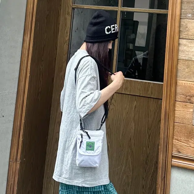 茵初 日常通勤手机包百搭格纹个性单肩包女简约轻便挂脖包卡包 尼龙布 斜挎包 常规 男女同款情侣款 多色