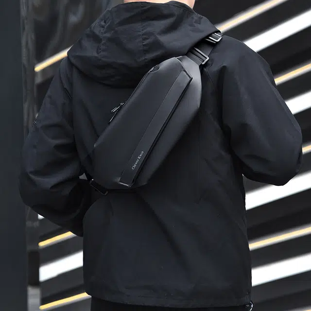 茵初 时尚潮流机车骑行通勤 尼龙 胸包 男女同款情侣款 黑色