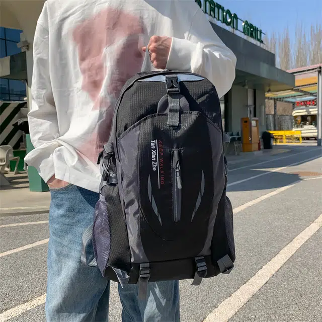 茵初 便携超轻骑行旅行多功能登山防水休闲徒步登山学生户外包  防撕裂面料多色  男女同款情侣款