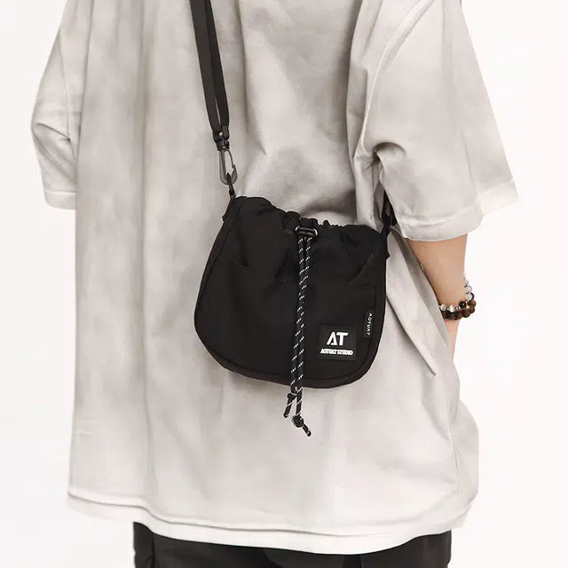 醇龙 斜挎包机能撞色抽绳束口袋水桶包时尚百搭露营山系便携背包包 尼龙 单肩包 男女同款情侣款 多色