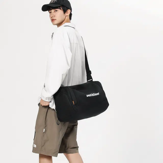 茵初 韩版小众设计时尚大容量运动斜挎背包旅行外出通勤包包 覆膜牛津布 单肩包 常规 男女同款情侣款 多色