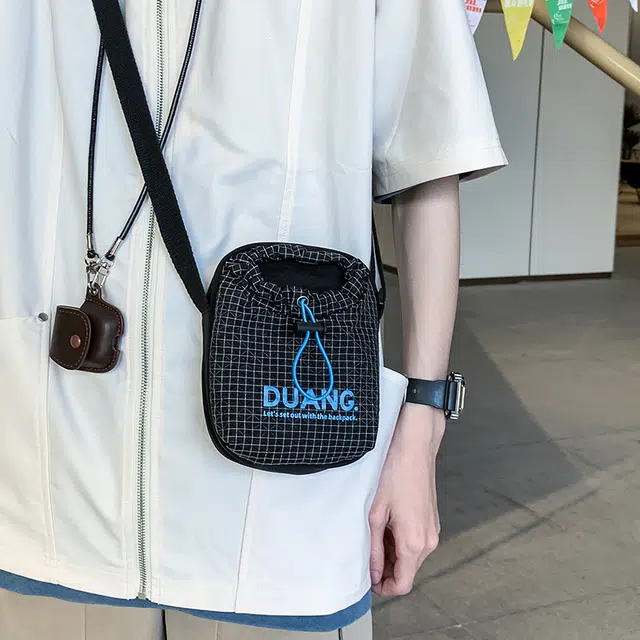 茵初 运动水杯休闲手机设计感通勤水壶 尼龙 单肩斜挎包 男女同款情侣款 多色